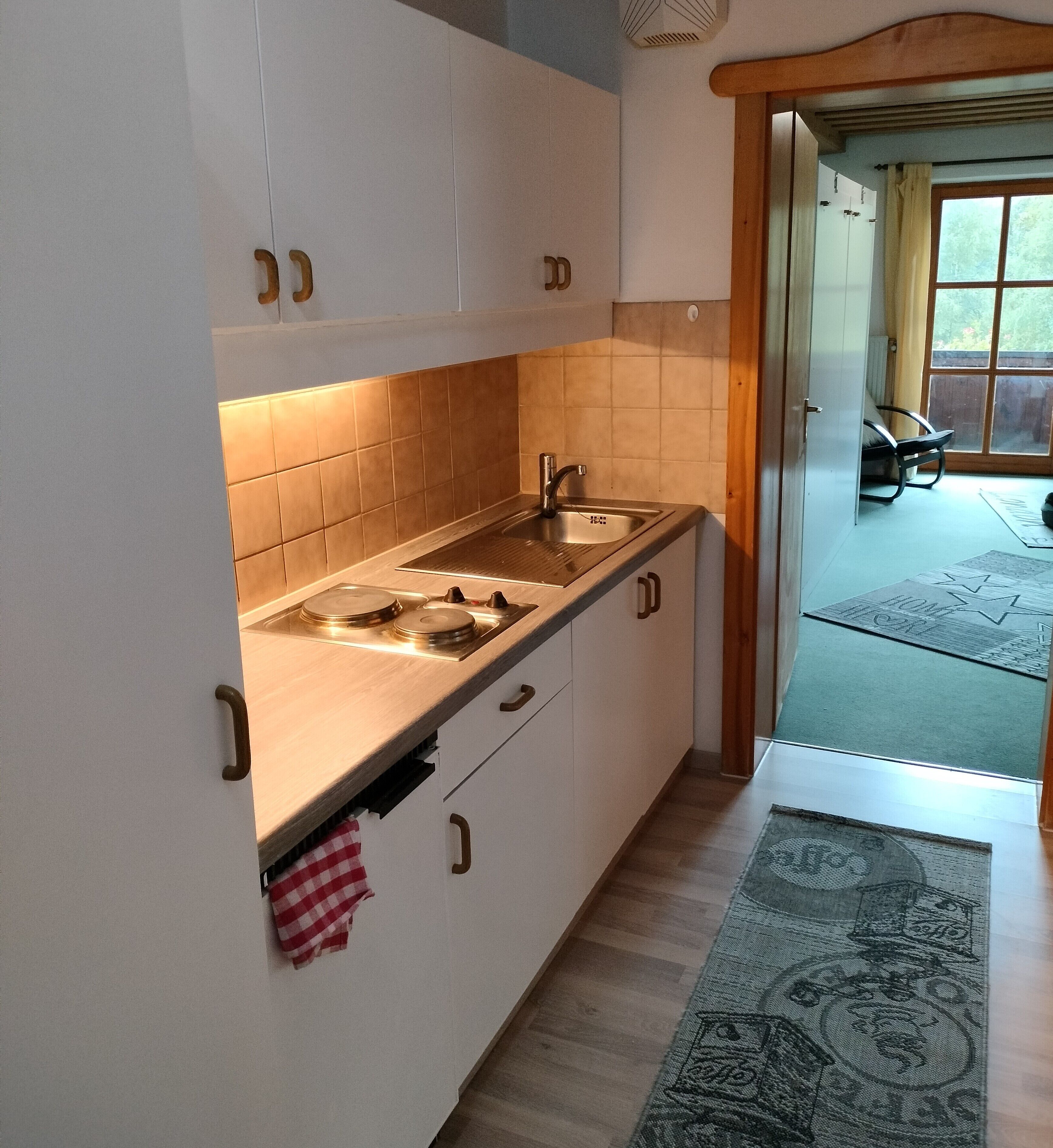 Een kookplaat, een koffiezetapparaat/waterkoker, een waterkoker