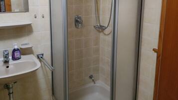 Dusche, Handtücher, Toilettenpapier