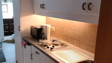 Stovetop, coffee/tea maker, electric kettle, toaster