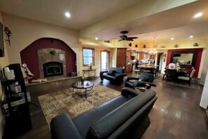 Televisión, chimenea, futbolito, libros