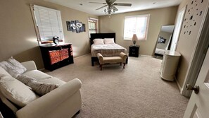 6 habitaciones, escritorio, tabla de planchar con plancha y wifi