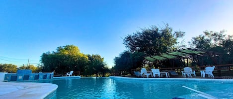 Piscina externa sazonal, guarda-sóis, espreguiçadeiras