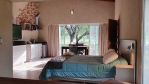 Une chambre à coucher avec un lit, un bureau et un téléviseur.