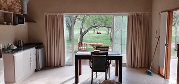 Cabaña Confort, vistas al parque | Cocina privada | Frigorífico pequeño, microondas, placa de cocina y tostadora