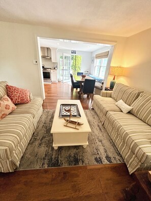 Smart TV, chimenea, reproductor de DVD, mesa de ping pong