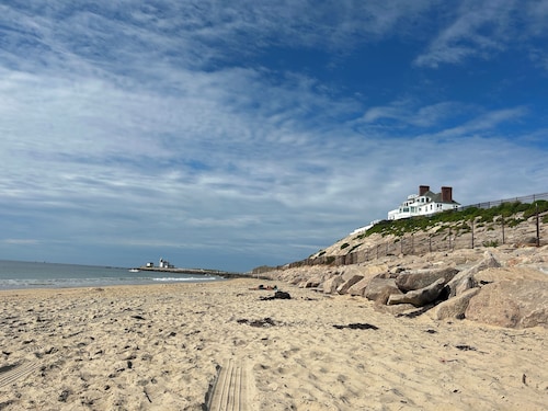 Spacious 5bdrm home- saltwater pool, WiFi, AC, private beach parking pass