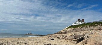 Spacious 5bdrm home- saltwater pool, WiFi, AC, parking pass to nearby town beach