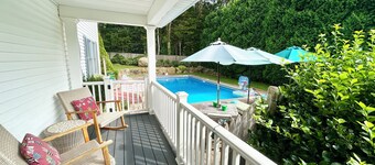 Spacious 5bdrm home- saltwater pool, WiFi, AC, parking pass to nearby town beach