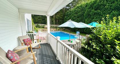 Spacious 5bdrm home- saltwater pool, WiFi, AC, parking pass to nearby town beach