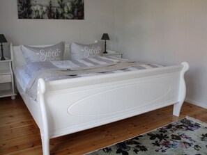 2 soverom, individuelt innredet og strykejern/-brett