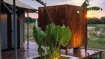 Tienda de campaña superior | Baño | Secadora de cabello, pantuflas, toallas, jabón