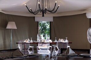 Déjeuner, dîner, souper et brunch servis sur place