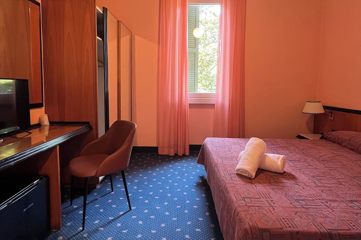 WiFi (free), bed sheets
