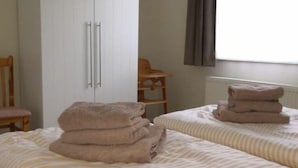 1 habitación y tabla de planchar con plancha 