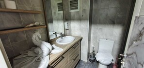 Dutxa, assecador de cabells, sabatilles i tovalloles