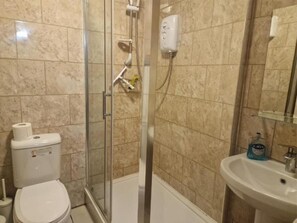 Doccia, asciugamani, sapone, carta igienica