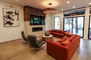 Smart TV, fireplace, stereo