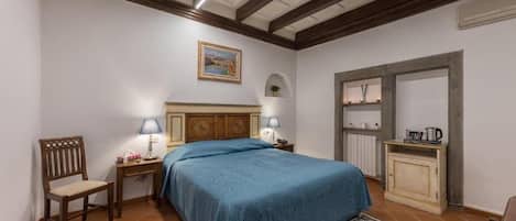 Large Room | Sängtillbehör av högsta kvalitet och värdeförvaringsskåp på rummet