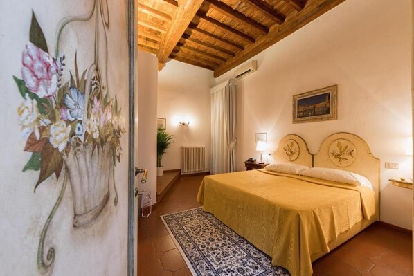 Large Room | Ropa de cama de alta calidad, caja fuerte, decoración individual