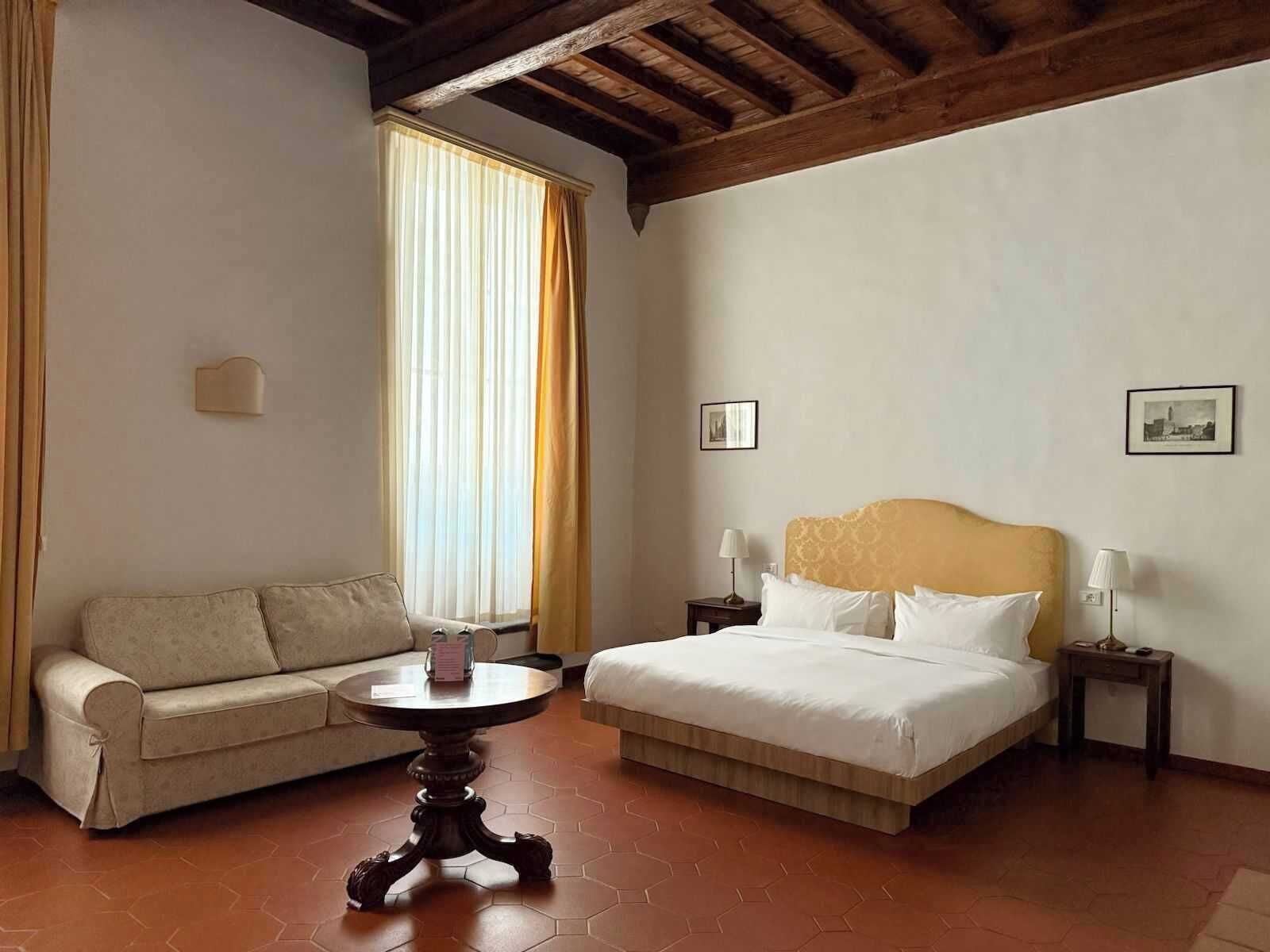 Extra Large Room | Bộ đồ giường cao cấp, két bảo mật tại phòng, trang trí khác biệt 