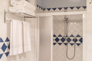 Free toiletries, hair dryer, bidet, towels - Numa Florence Palazzo Haggis (Florence)