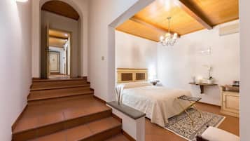 Large Room with Bathtub | 1 habitación y ropa de cama de alta calidad