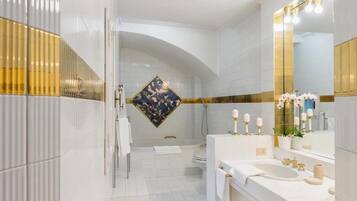 Large Room with Bathtub | Bathroom | Free toiletries, hair dryer, bidet, towels