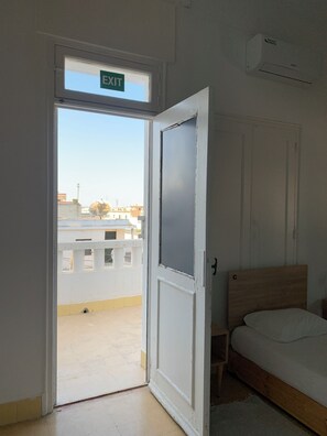 Dormitorio compartido Confort, balcón | Espacio para trabajar con un portátil y wifi gratis