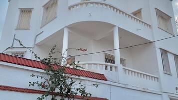 Vista frontal de la propiedad