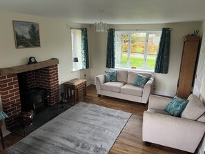 Fernseher, Kamin, Bücher