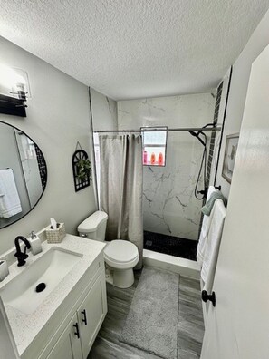 Dusche, Haartrockner, Handtücher, Seife