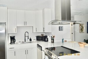 Micro-ondes, four, plaque de cuisson, lave-vaisselle