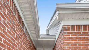 En smal korridor av tegel med en dörr i slutet, en blå matta vid ingången och husnummer 801 på den högra väggen.