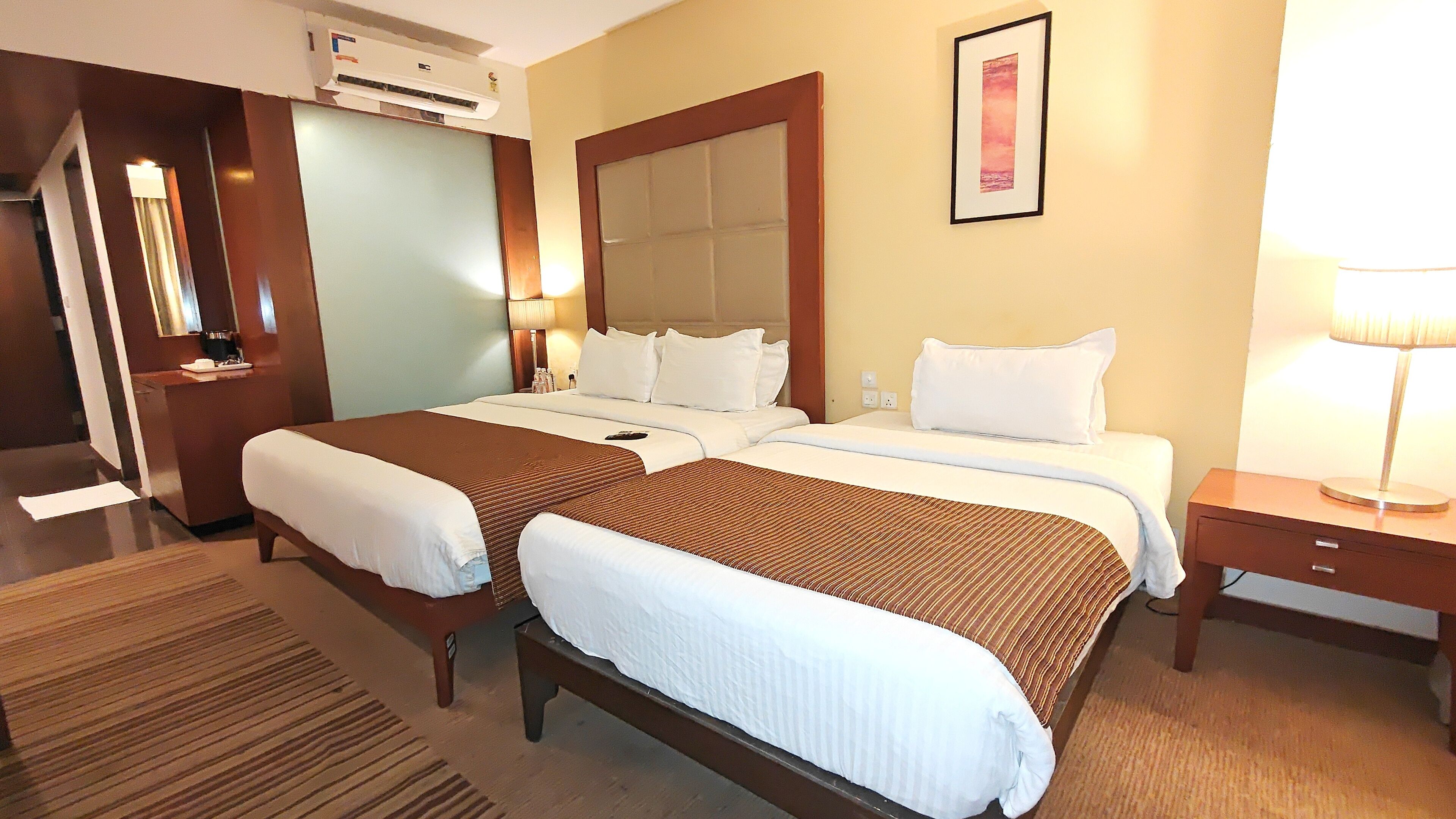 Chambre Triple Confort | Bureau, espace de travail pour ordinateur portable