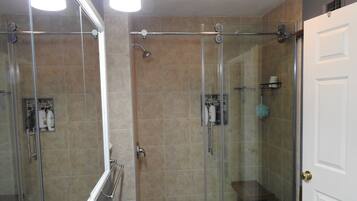 Douche, sèche-cheveux, serviettes fournies, savon