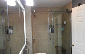 Shower, hair dryer, towels, soap - Mason Ranch Guest House (Mason)