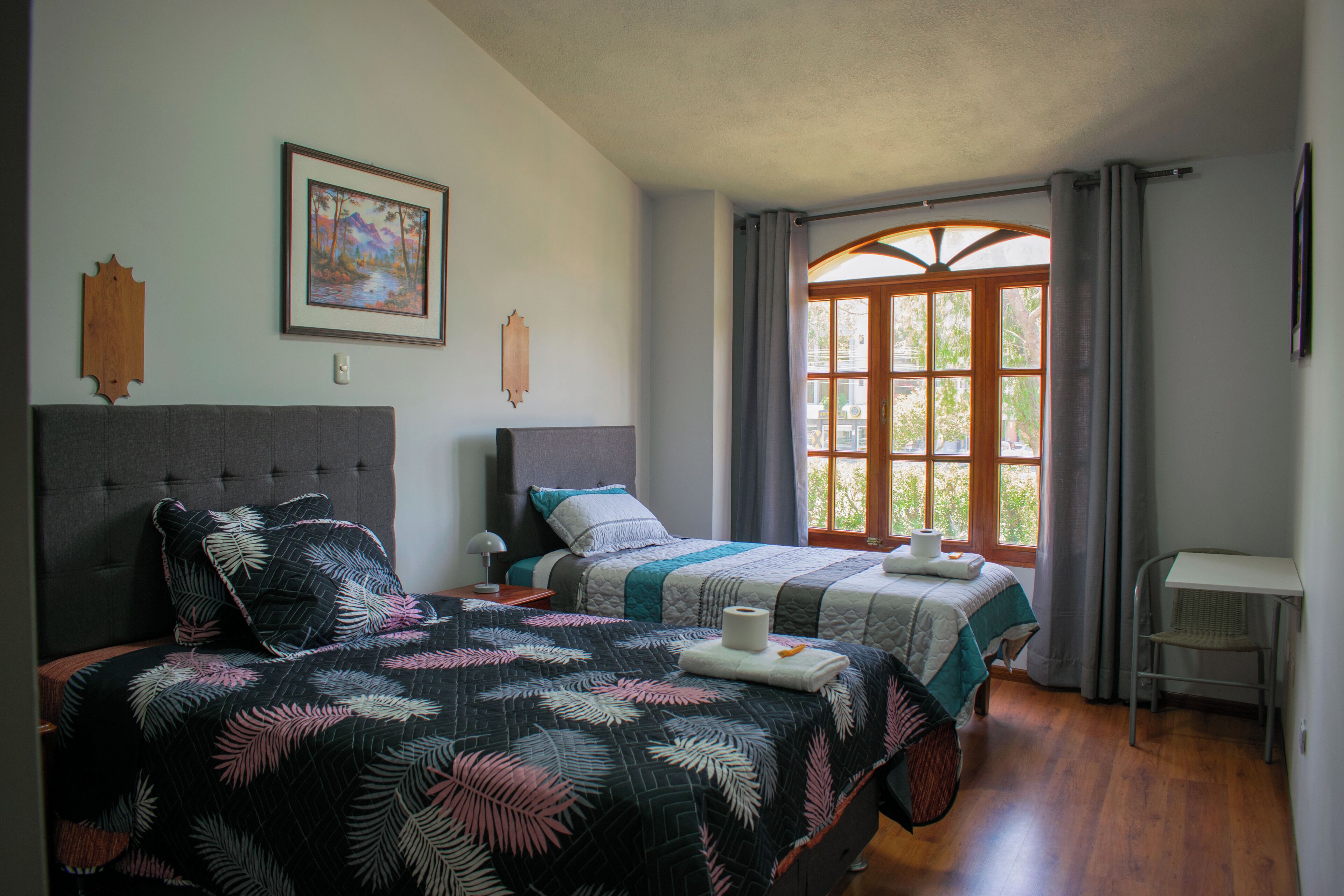 5 habitaciones, escritorio, tabla de planchar con plancha y wifi 