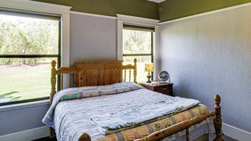 4 bedrooms, desk, iron/ironing board, internet