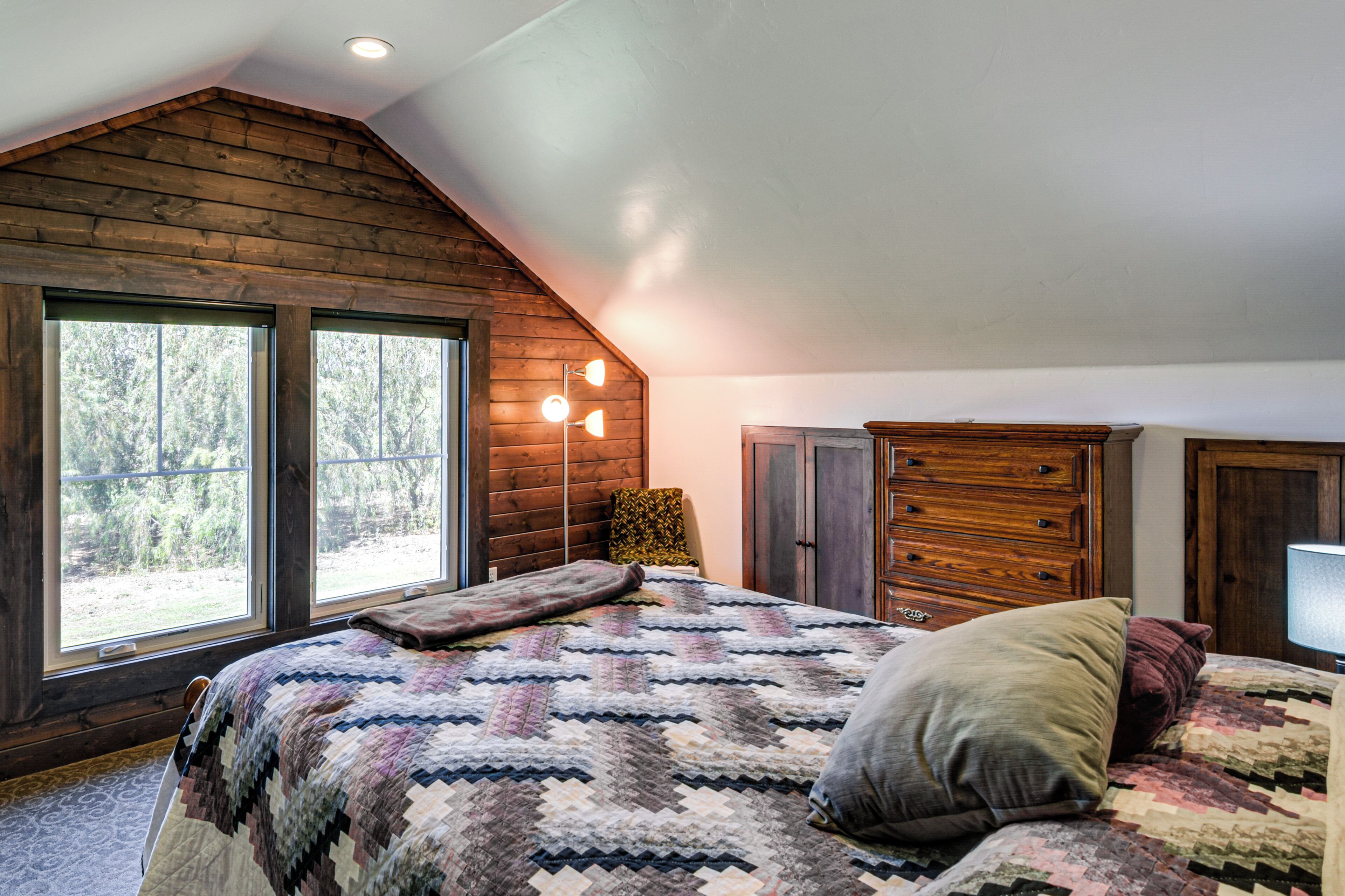 4 bedrooms, desk, iron/ironing board, Internet