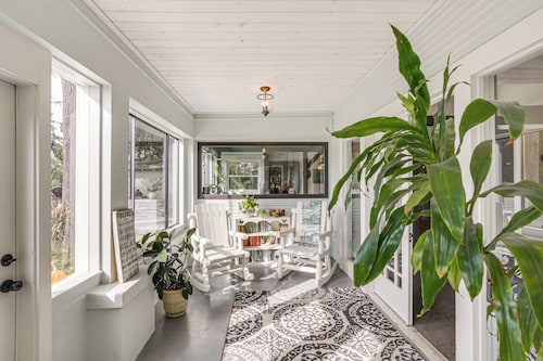 Deck & Fire Pit! Quiet Home Near Sacramento River