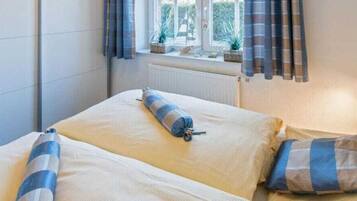 2 Schlafzimmer, individuell eingerichtet, Bügeleisen/Bügelbrett