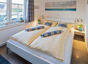 3 bedrooms, individually furnished, iron/ironing board