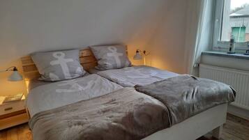 2 kamar tidur dan dilengkapi dengan perabotan berbeda-beda