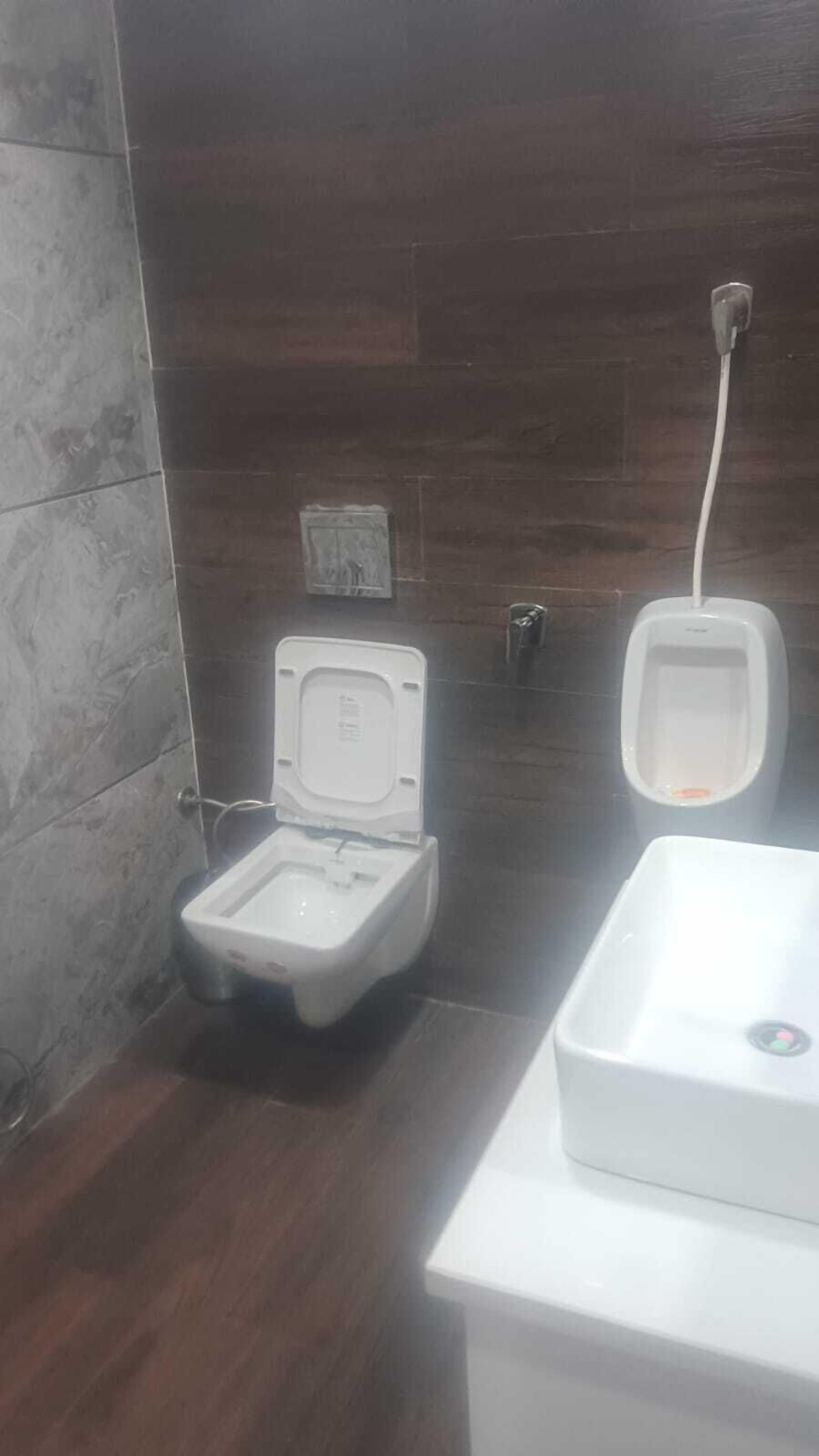 Superior-Zimmer, 1 King-Bett | Badezimmer | Hausschuhe