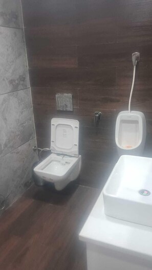 Executive-huone, 1 suuri parisänky | Kylpyhuone | Tohvelit