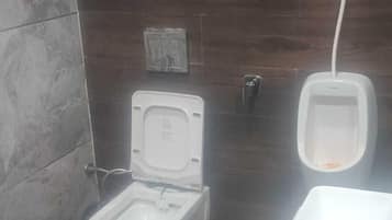 Xà phòng, dầu gội, giấy vệ sinh
