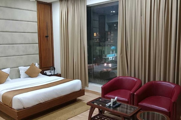Luxury Triple Room, City View | Desk, soundproofing, WiFi (free)
