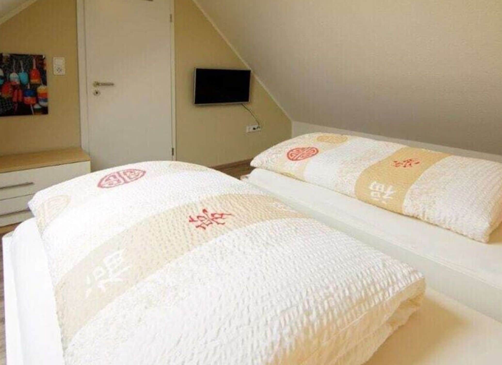 House | 3 bedrooms, individually furnished, iron/ironing board, bed sheets