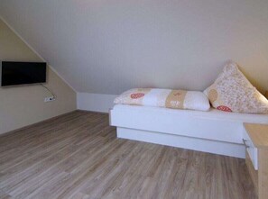 3 habitaciones, muebles diferentes y tabla de planchar con plancha 
