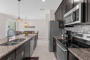 冷蔵庫、電子レンジ、オーブン、食器洗い機